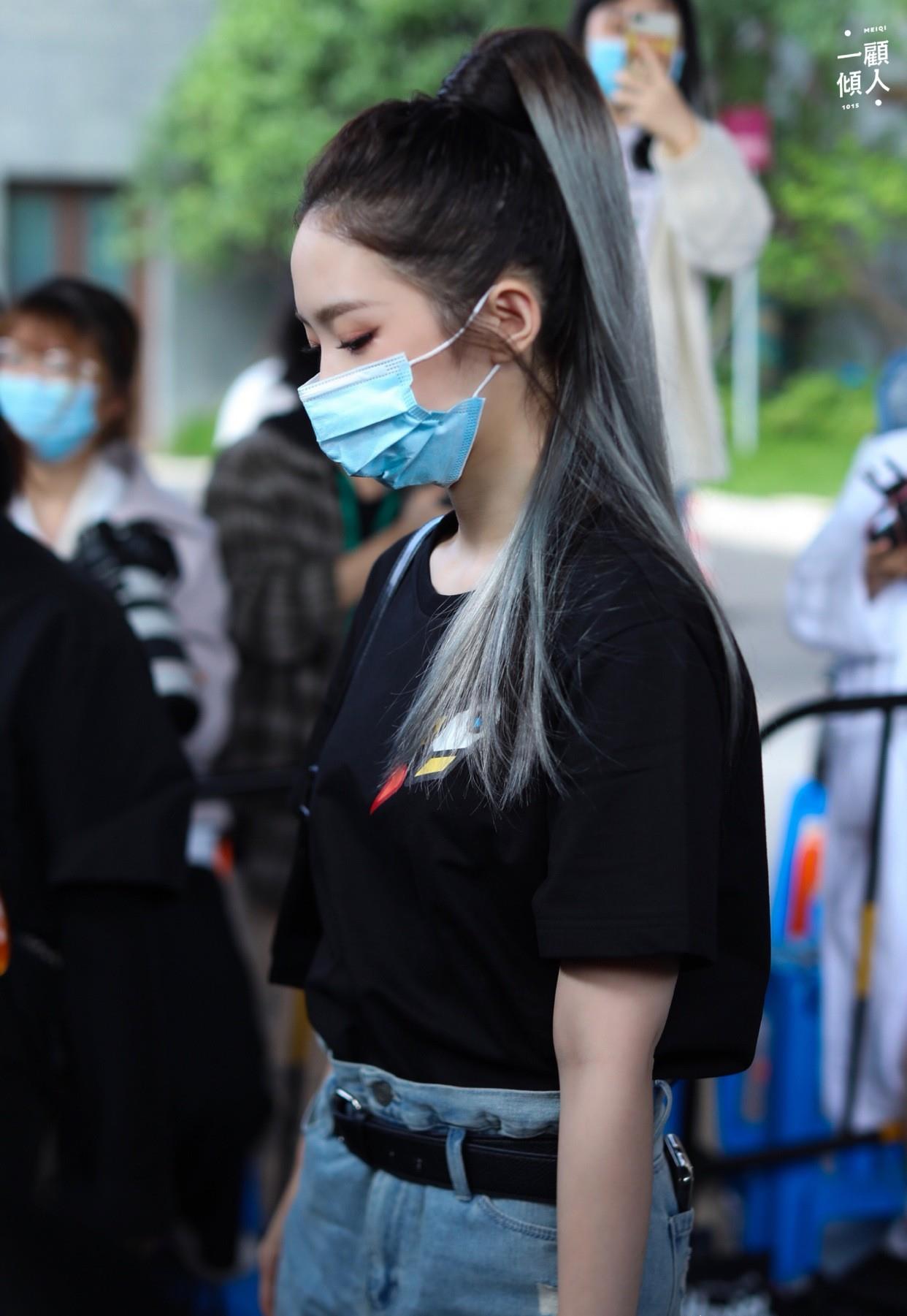 孟美岐今日look,黑t牛仔裤搭配银发高马尾,女王范儿十足_时尚_黑色