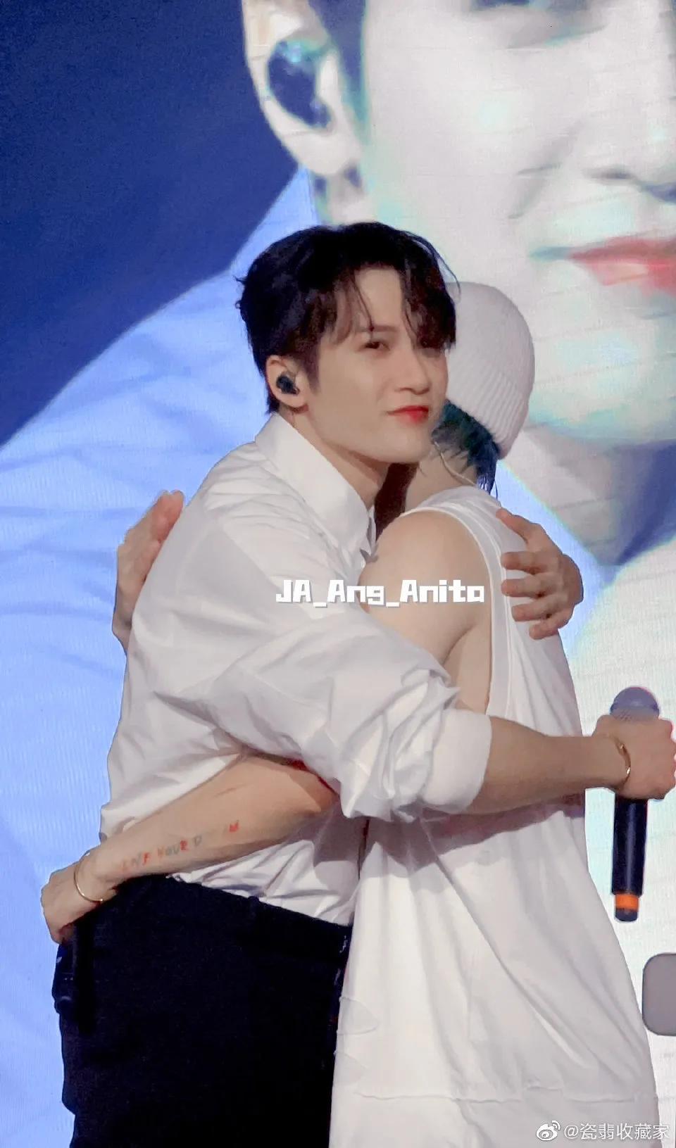 520符龙飞演唱会:檀健次脱了,次鲨疯了,瓦哭了,瓷cp粉骄傲了