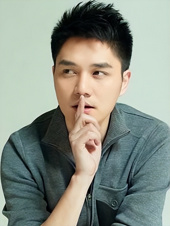 央视最帅主持顾斌巅峰时因被传同性恋离开央视消失7年过得怎样