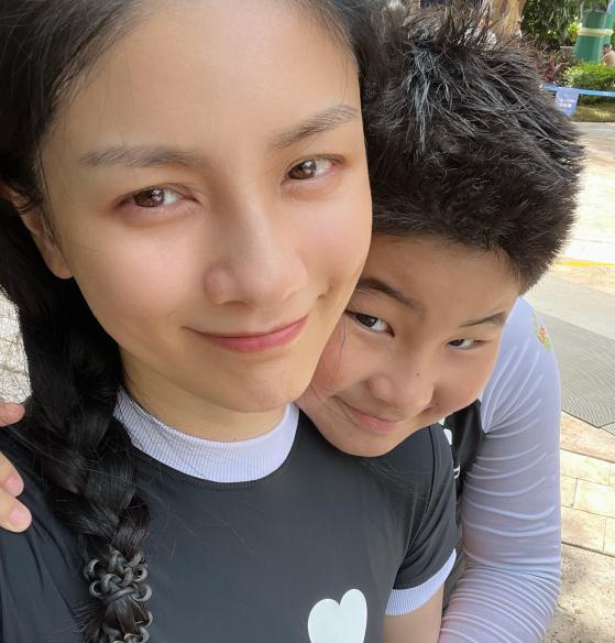 46岁胡可晒照年轻漂亮,扎麻花辫像小女生,和儿子安吉同框像姐弟_沙溢