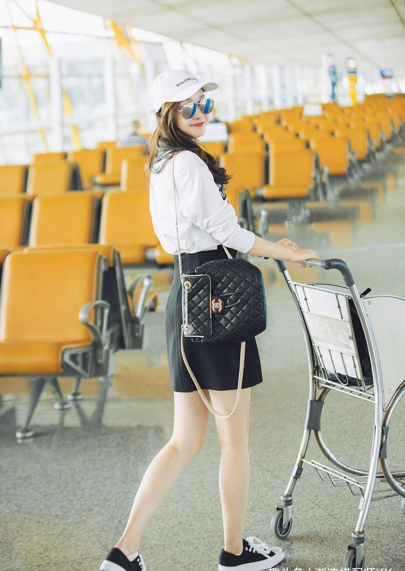 原创宋轶气质好清新白衣短裙配棒球帽像个中学生甜甜发少女感满分