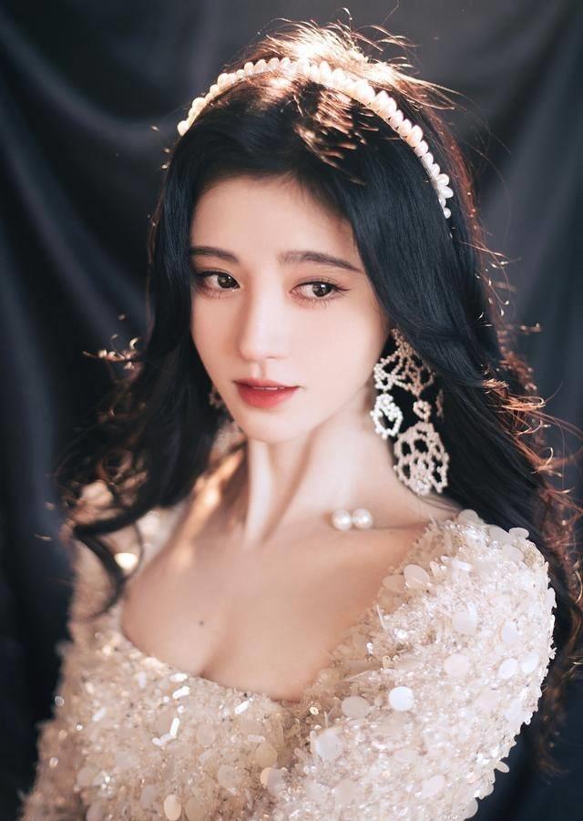 鞠婧祎好美!亮片礼服裙优雅有气质,一不小心惊艳四座_显得_造型_显高