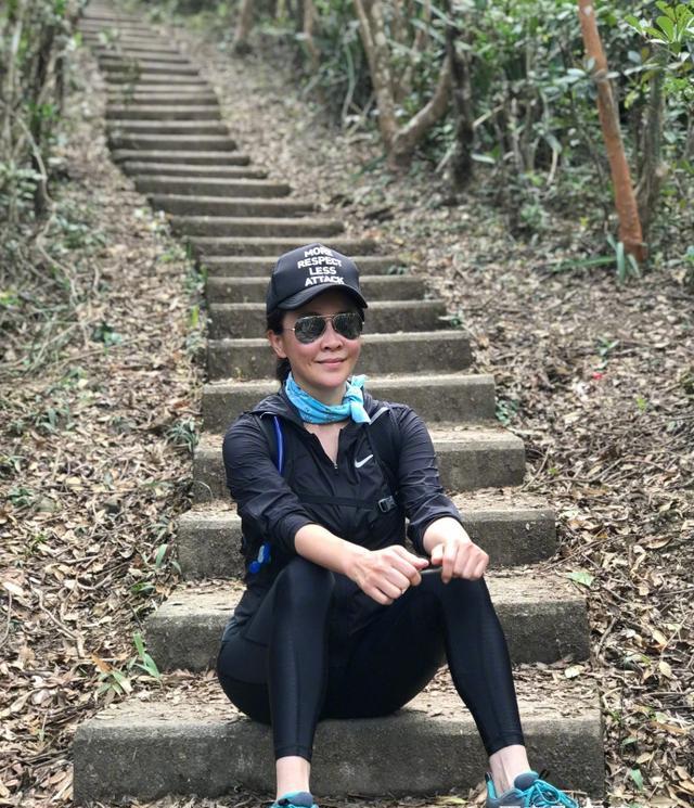 52岁刘嘉玲晒爬山照片,直接坐在悬崖边上大胆拍照,网友被吓到_康康为