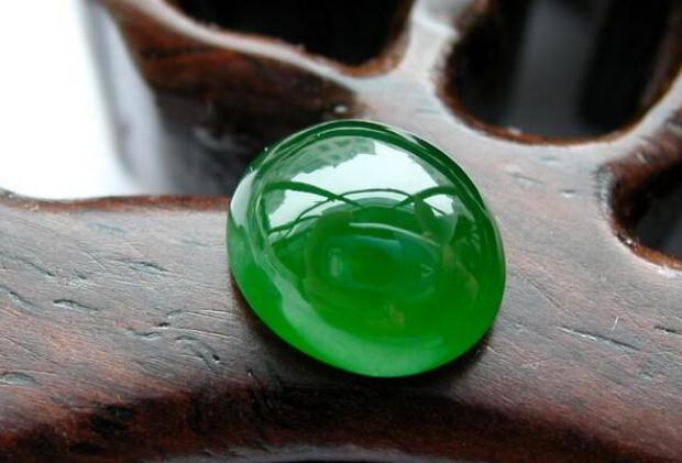 鉴定翡翠真假很简单,用眼睛观看翠性就可以,它是一个重要的依据_东西