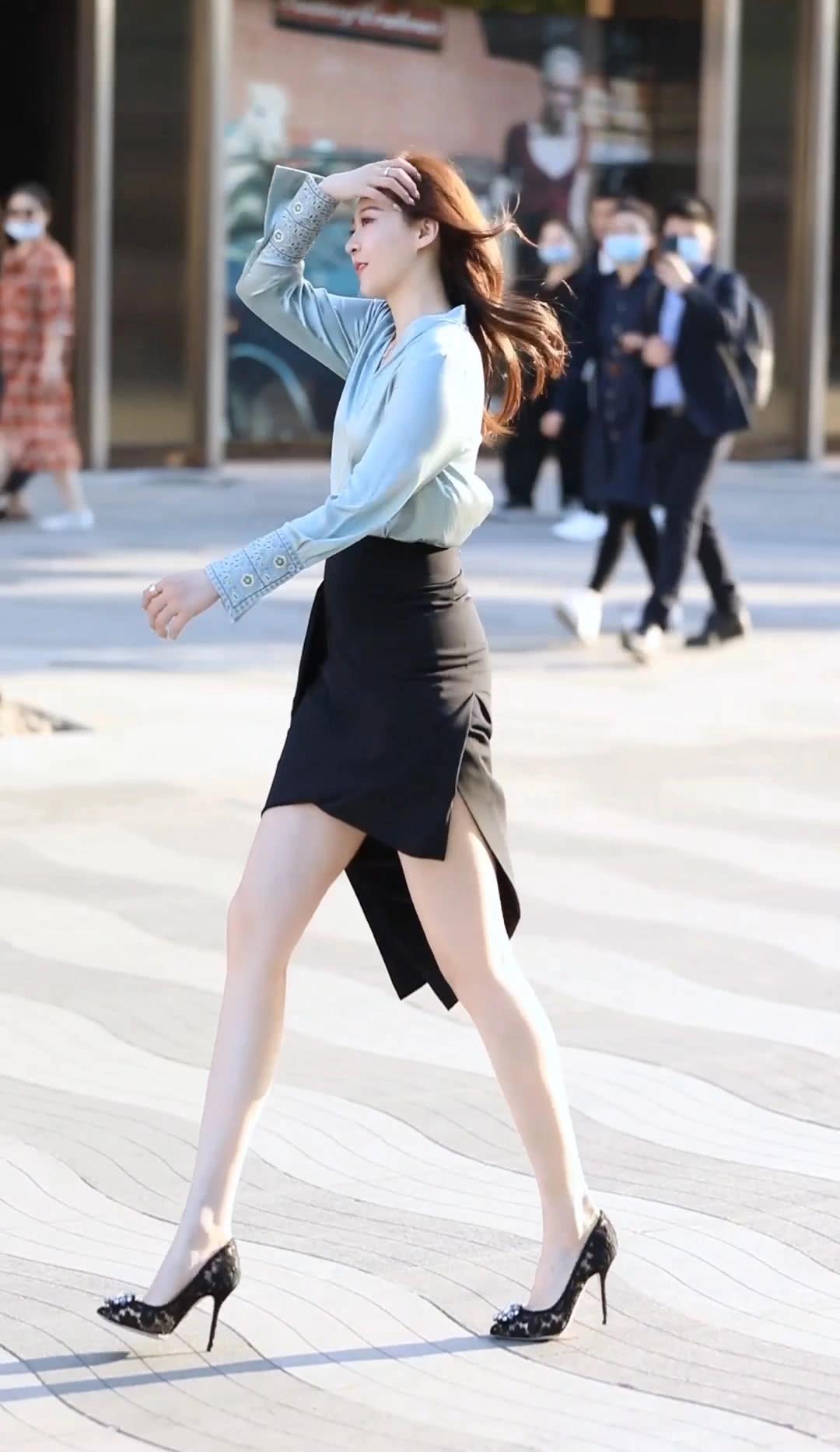 原创街拍小姐姐身穿黑色拼接短裙大长腿尽收眼底简直就是女神