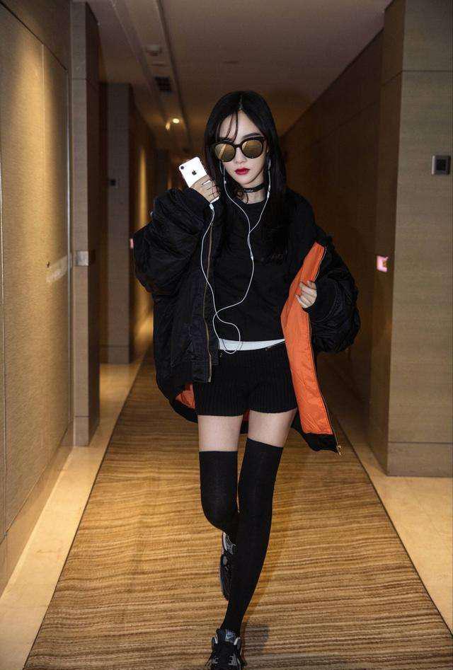 李小璐很有个性,穿黑色时尚大秀美腿,却摆脱不了网红风格_整体_向网红