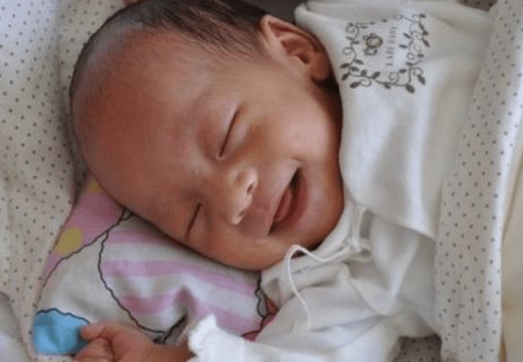 宝宝一吃母乳就＂犯困＂,哄睡一会儿就醒了？原因其实很暖心