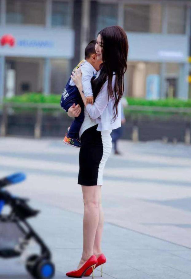 时尚辣妈带孩子逛街,画面太美引人注目,网友:明星也不过如此_身材