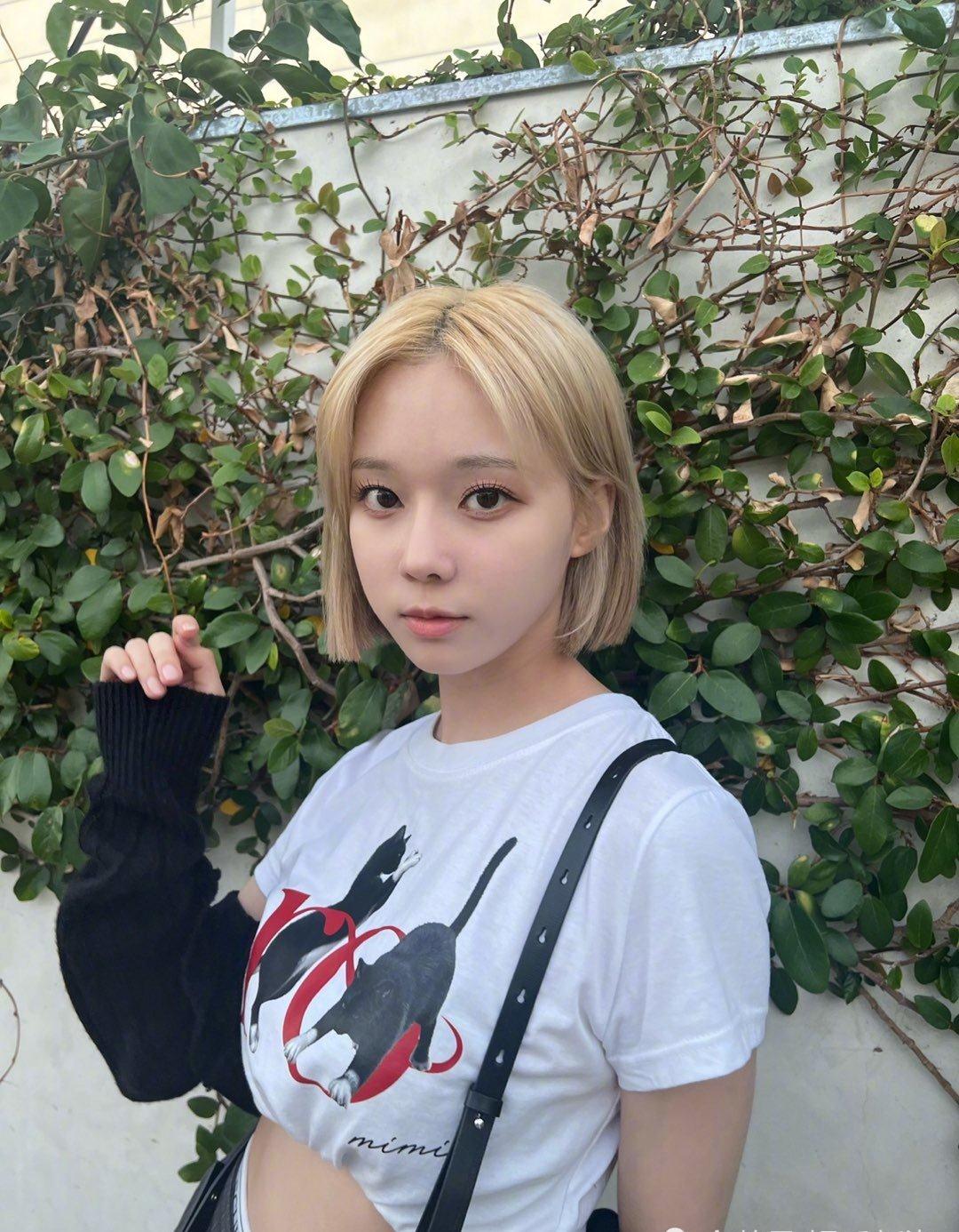 原创aespa金玟庭晒出7张照没有一张是好好穿衣服