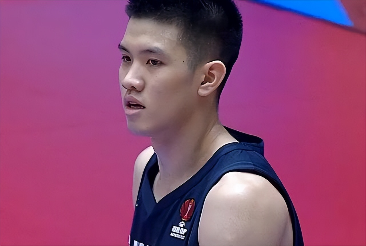 半场数据统计:韩国队:许雄12分,罗健儿12分10个篮板,许勋2分,金钟奎4