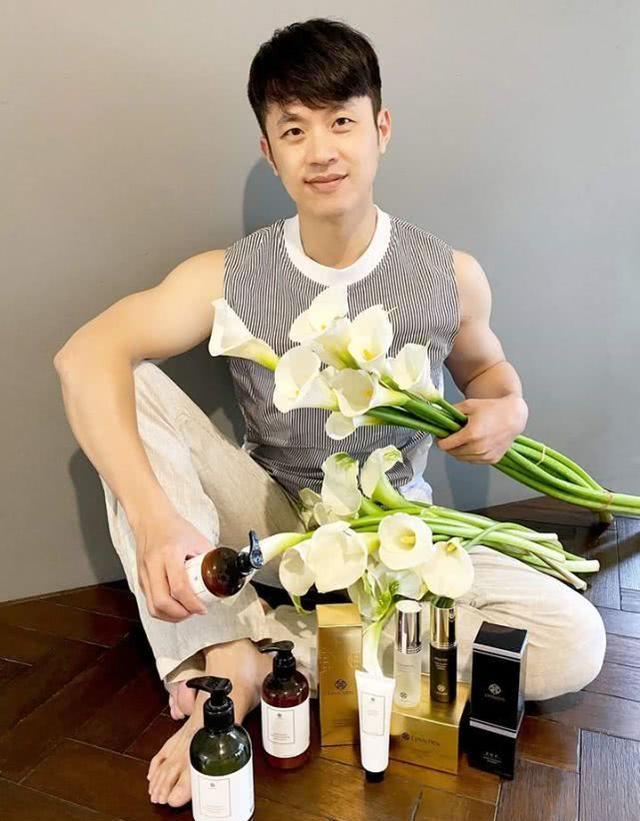 达伶在节目上爆完料后,前同事陈嘉行(焦糖哥哥)也站出来替她说话,直言