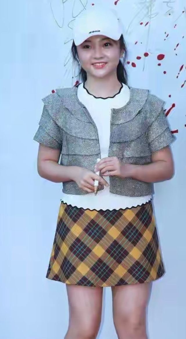 林妙可才20多岁穿衣真显老,格纹裙配坡跟鞋,怎么老气怎么来_款式_风格