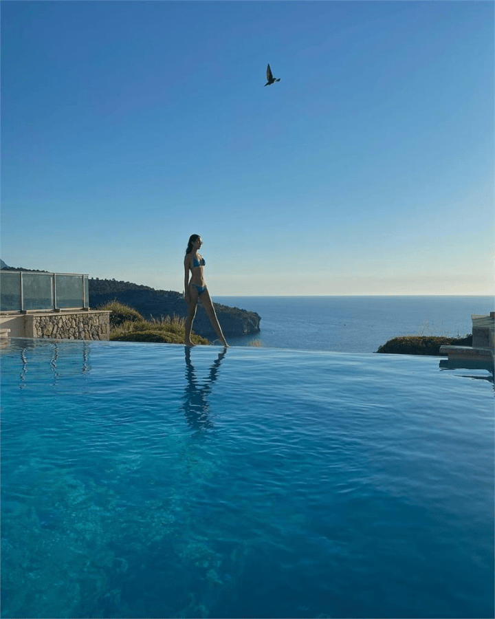 任达华18岁爱女晒比基尼美照,一双大长腿吸睛,被封为最美星二代