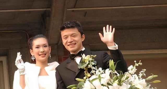 谢晖一家海边嬉戏,二婚娶外国娇妻后终生子,人生赢家_佟晨洁_足球