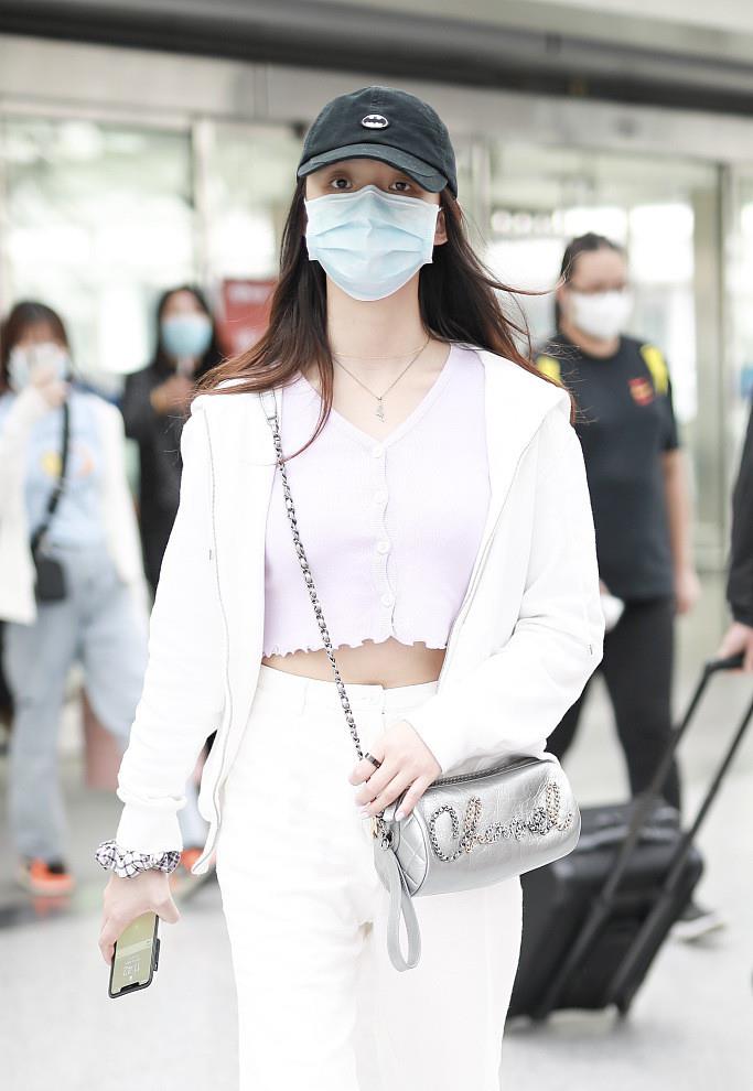 原创林允白衫白裤走机场穿露脐装马甲线若隐若清新甜美少女感爆棚