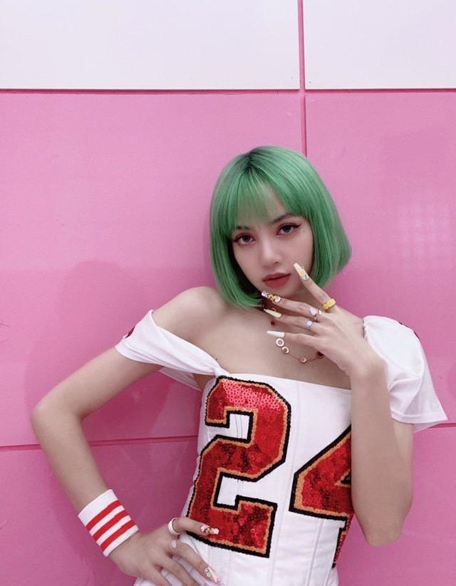 照片是lisa在此次新歌mv中的造型,她手持老式电话,手肘撑在电话柜台上