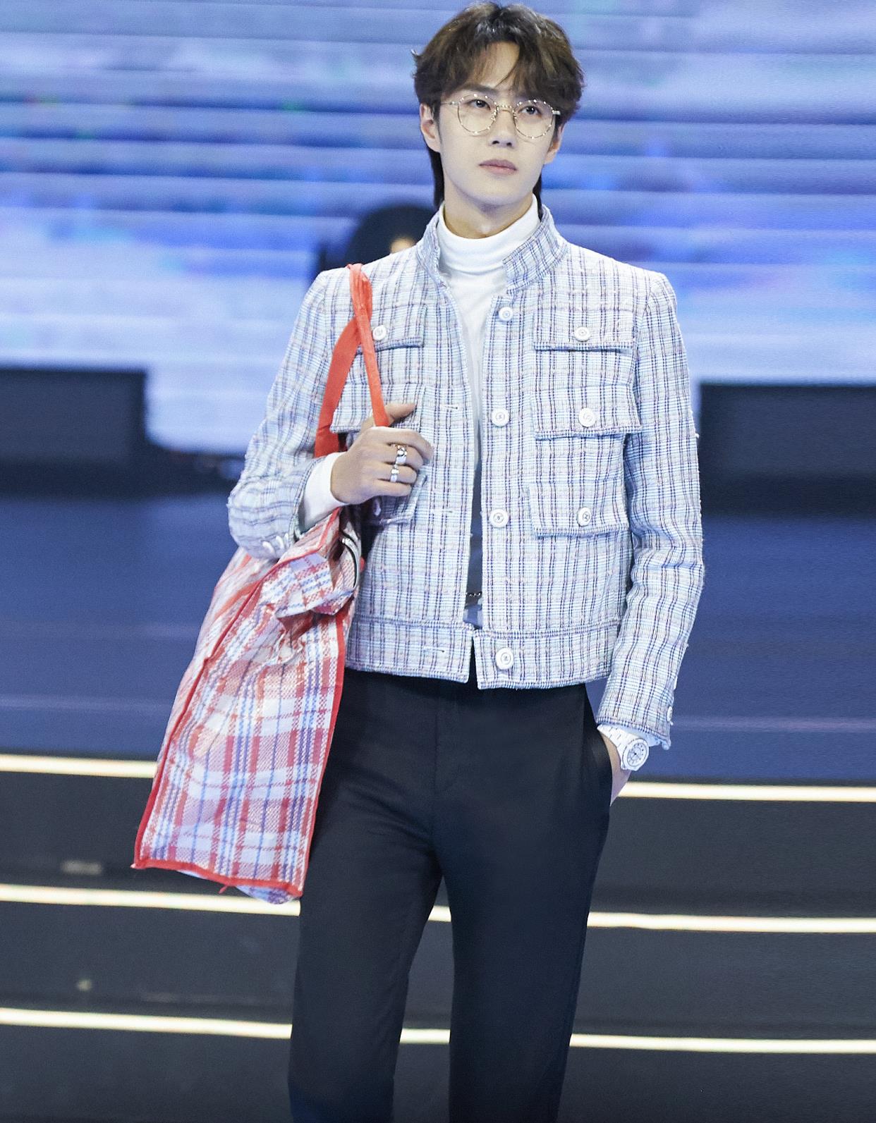 黄明昊和王一博,只相差3cm,同是小香风造型,却帅的风格不同_王子_外套