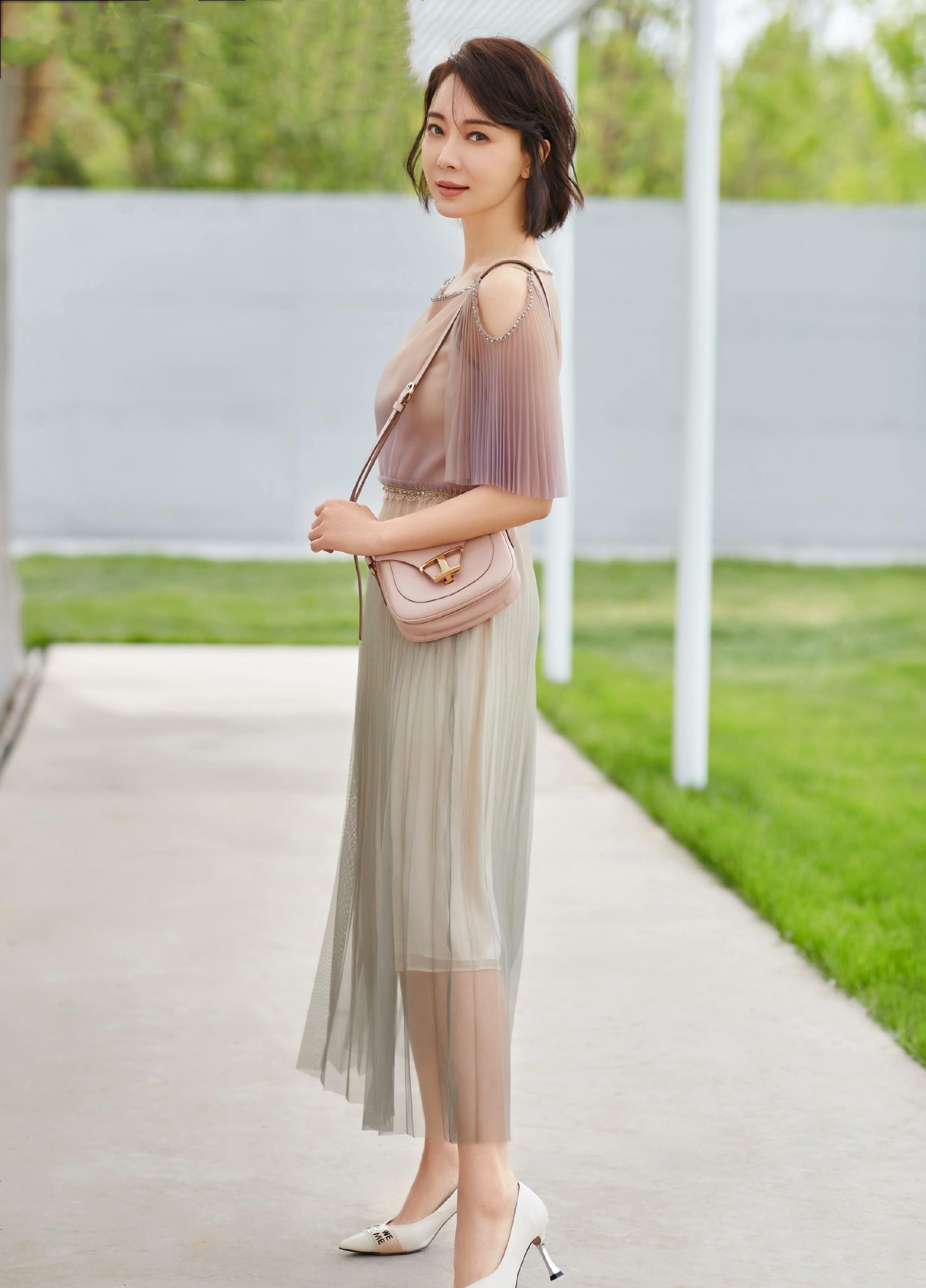 身穿百褶连衣裙,温柔中尽显浪漫女神范儿_时尚_经典_风格