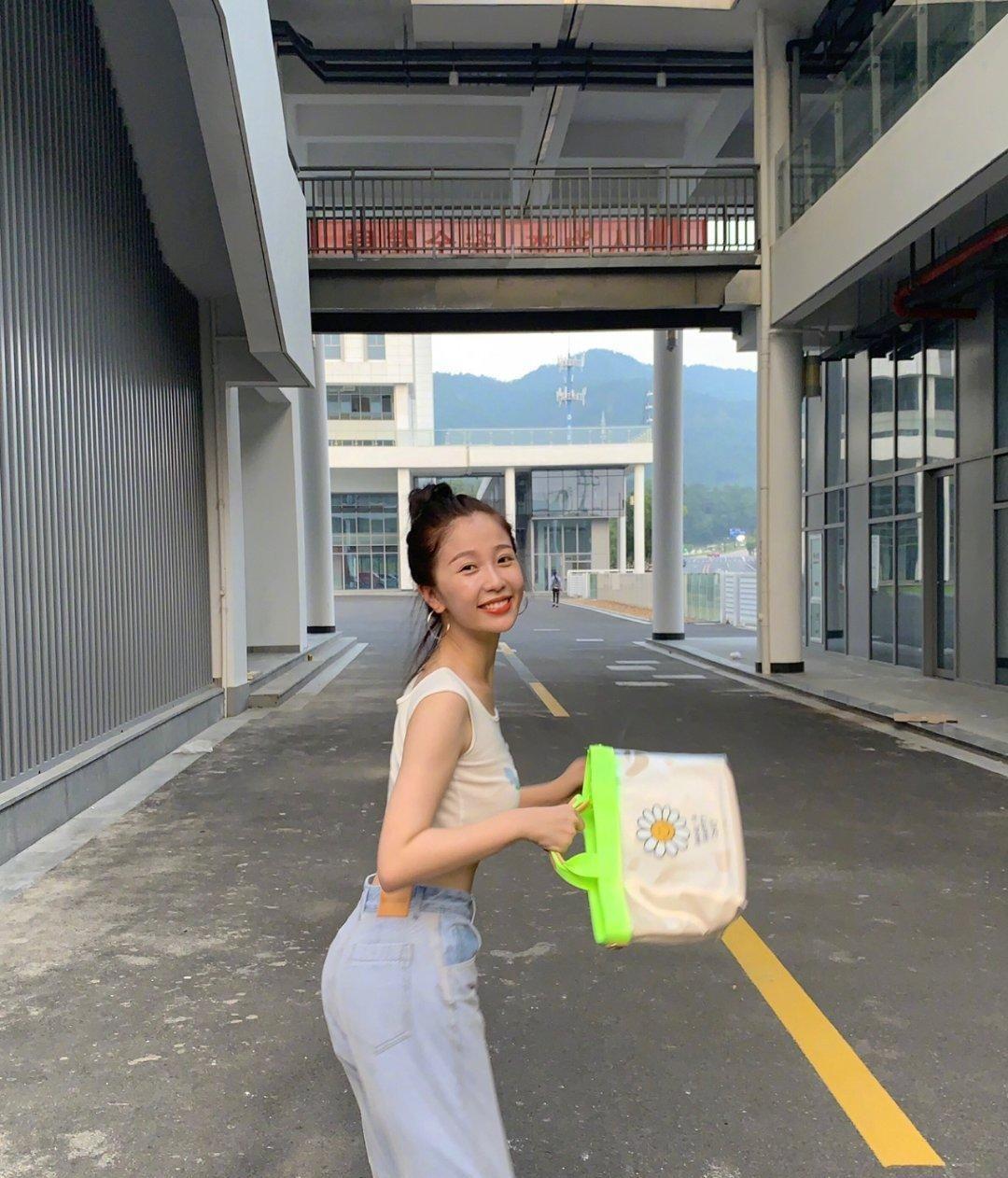 下半身虞书欣为自己选择了牛仔色的阔腿裤来进行搭配,采用高腰设计