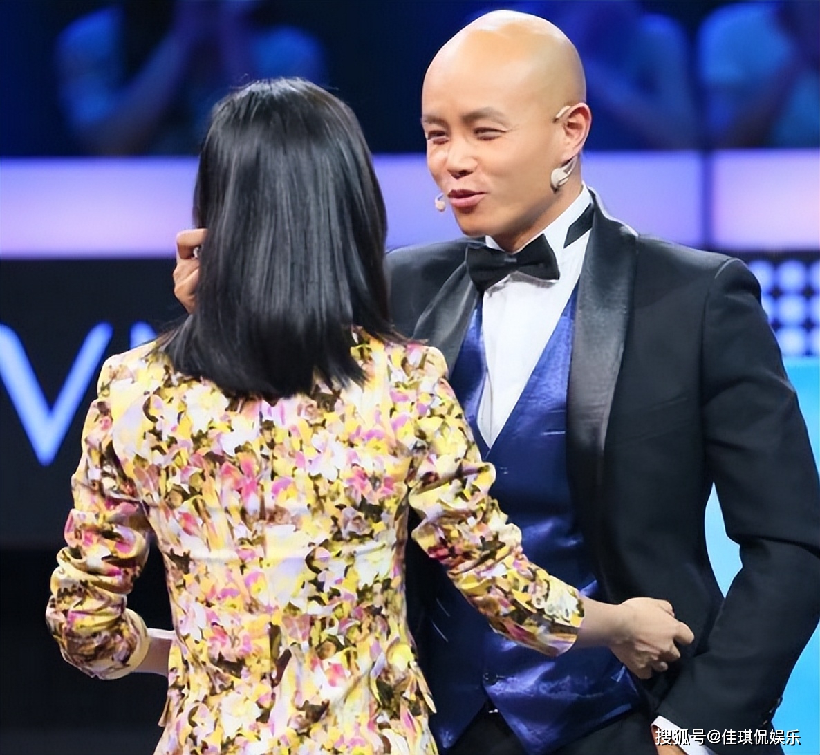 原创乐嘉竟强搂谢娜入怀欲索吻遭到拒绝网友这是又喝醉了吗