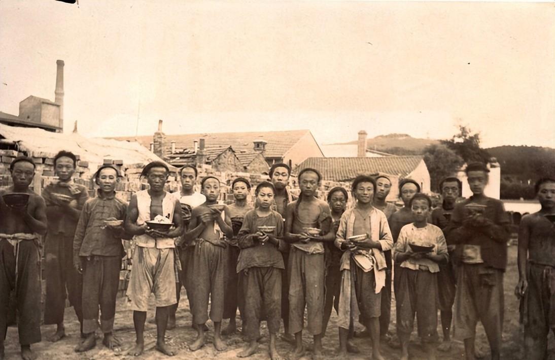 老照片中的青岛孩子-旧社会岛城儿童苦难生活缩影_时期_德国_青岛