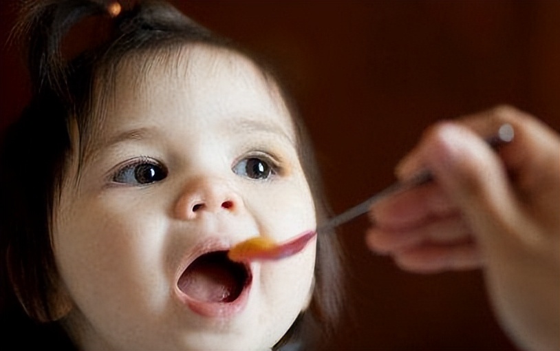 吃维生素D的孩子VS吃维生素AD的孩子,二者差距不小,别吃错了