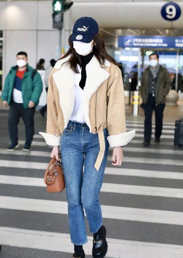 刘雯最近三身机场look,穿平底鞋挡不住超模气场,气质又a又慵懒_造型