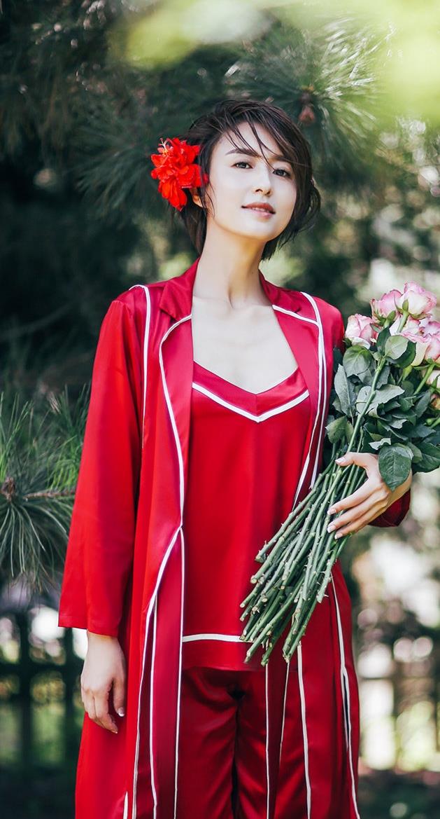 原创电视美女不一般张蕾一袭红色睡裙拍写真湿发造型撩人又时尚