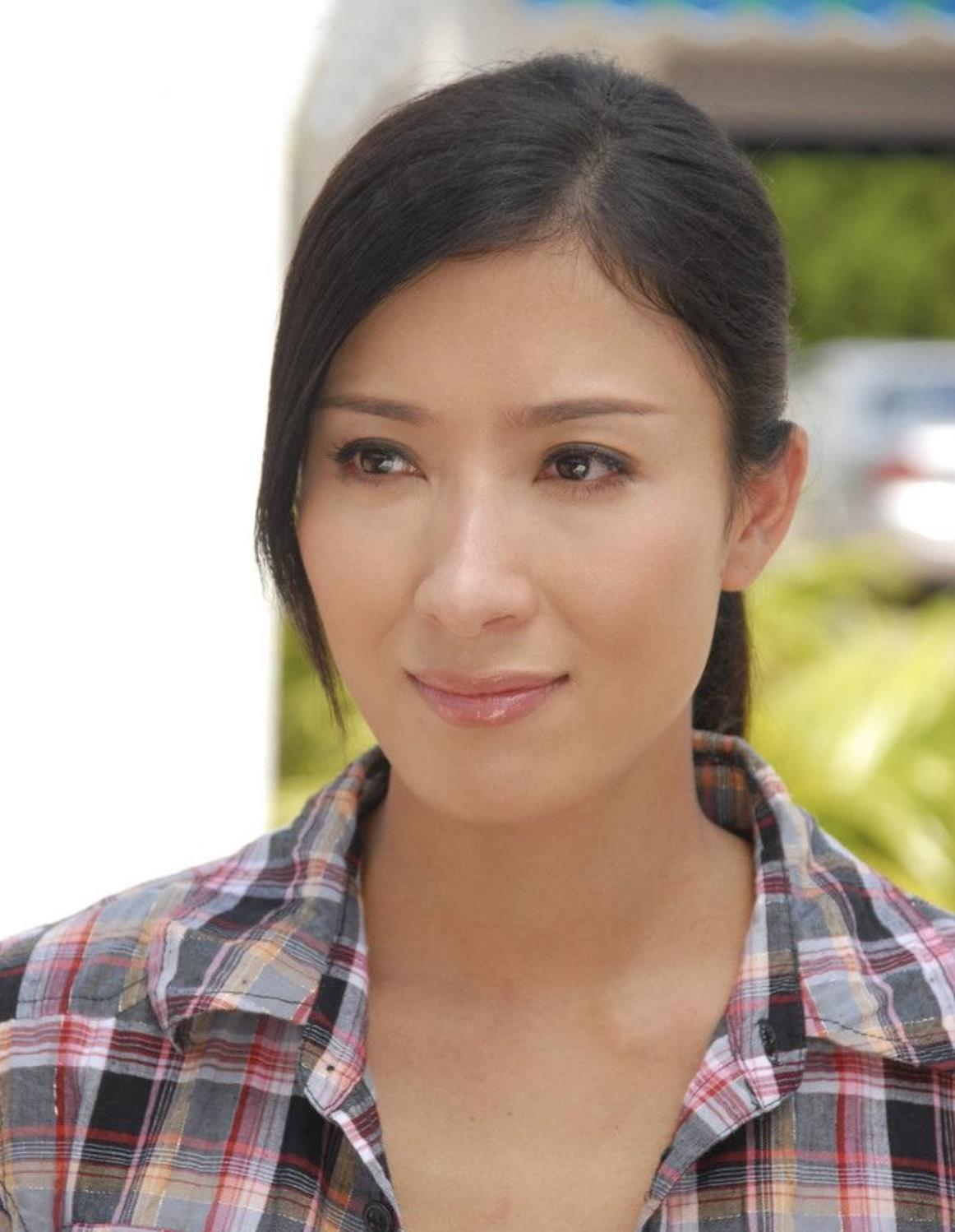 长着一张"大长脸"也好看的10位女星,个个明艳大气,满屏高级感_黄圣依