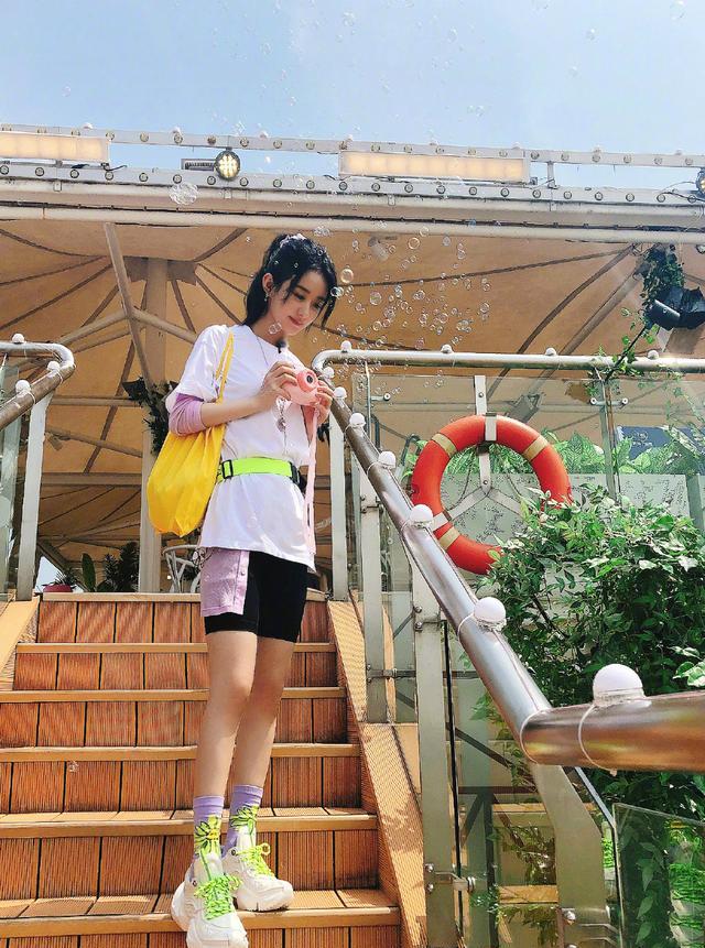 原创赵丽颖晒十八宫格自拍照发文语气显束手无措最后四张凑数却绝美