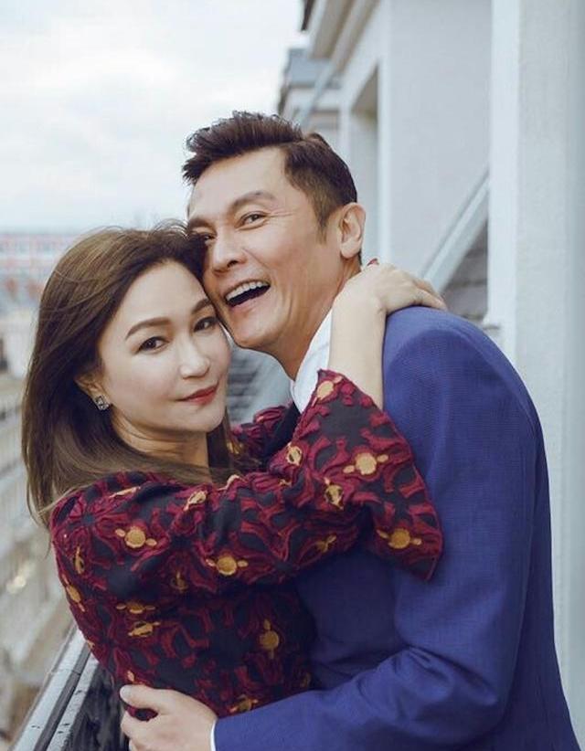 58岁关礼杰宠妻30年,房,车都写老婆名,两女儿貌美如花_妻子_绯闻_事业