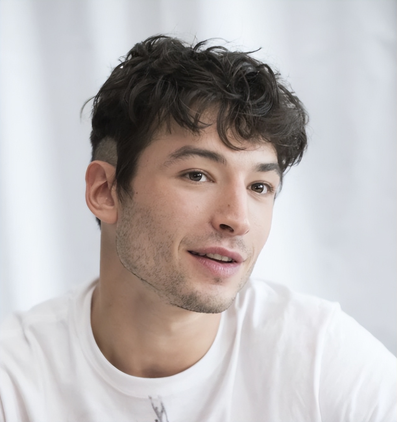 《神奇动物》男演员ezra miller 扬言要杀人埋尸_电影_夫妇_邓布利多