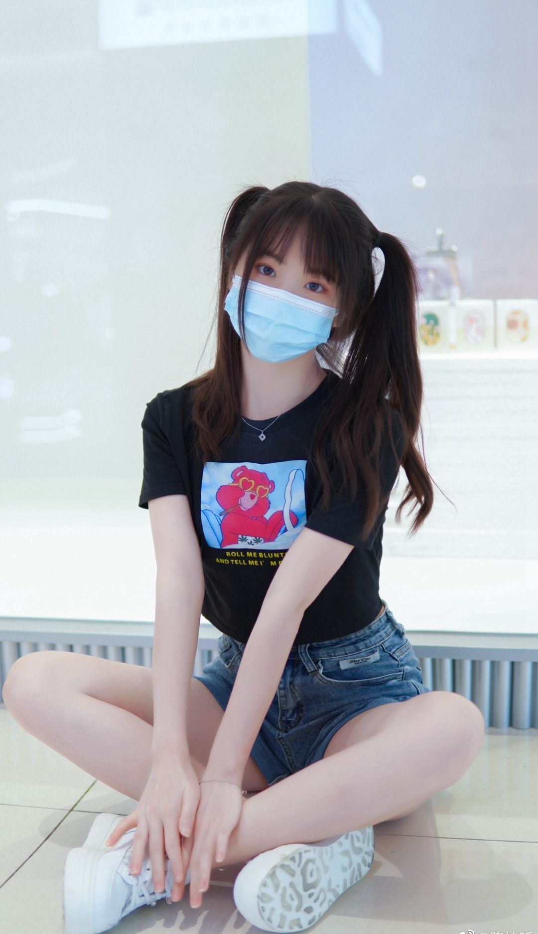 陈妙昕双马尾超短裤大长腿性感写真