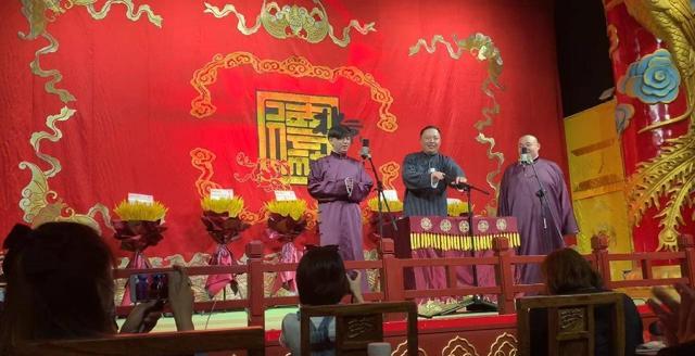 德云社开箱:男粉"示爱"张九南,高峰砸挂栾队,阎鹤祥被保安拦_表演