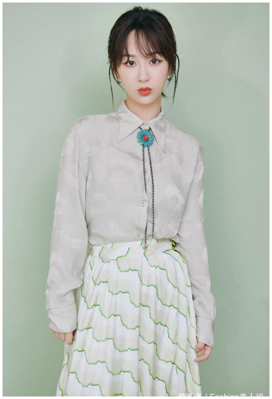 《亲爱的热爱的》杨紫又火了扎上小辫子发型比佟年编发更吸睛