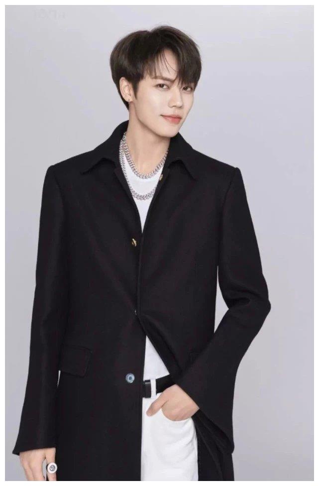 原创林彦俊打算走硬汉风吗隐约可见的胡茬加全黑装扮有型到想尖叫