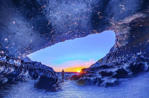 世界上最美的冰洞，宇宙般深邃可吸收所有光线，却唯独吸不了蓝光