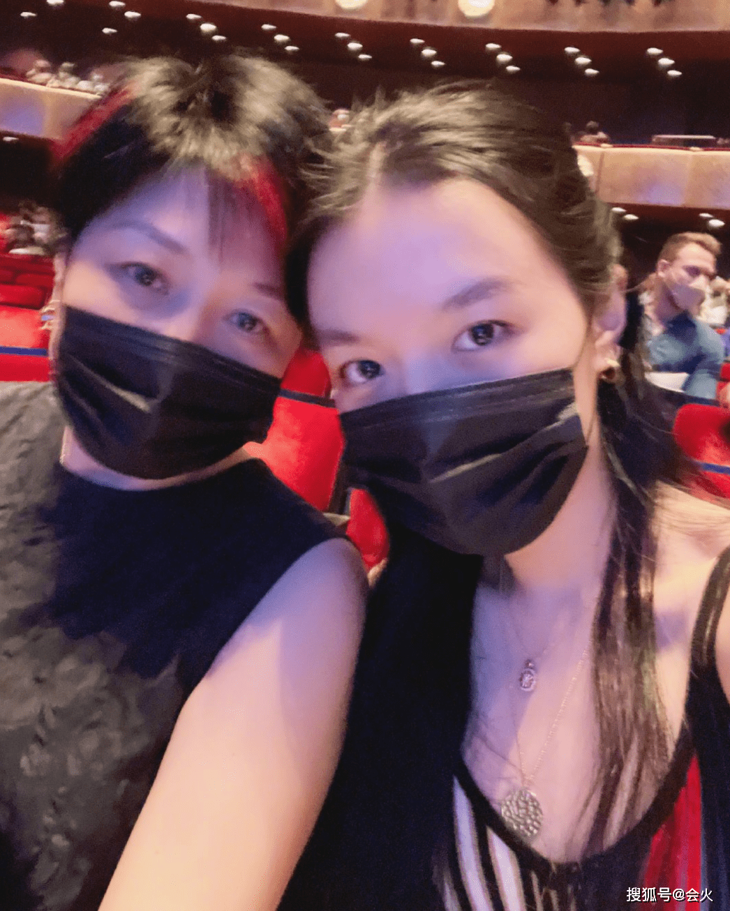 李咏妻女国外看话剧好潇洒,挑染红发太时尚
