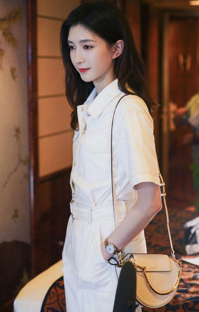 江疏影扎紫发高马尾好青春,身穿绿色无袖背心打拳击,又美又飒_头发