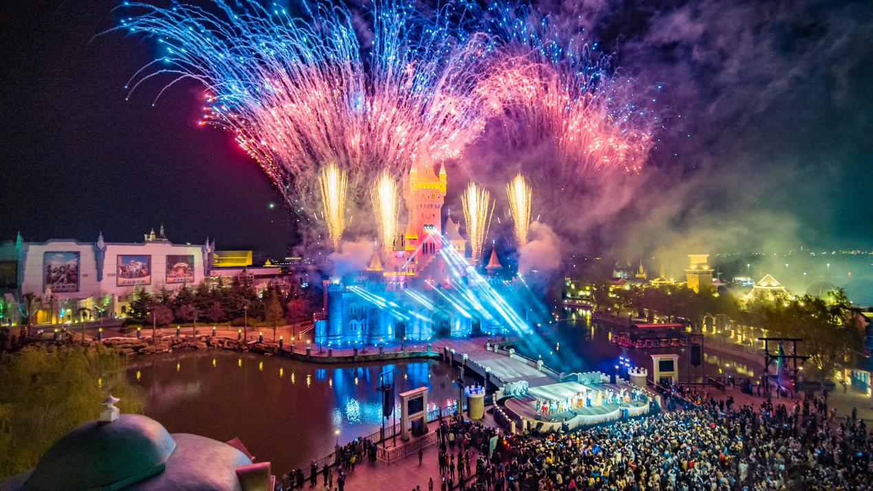 暑假如约而至青岛方特梦幻王国推出亲子活动吸引众多家庭前来打卡