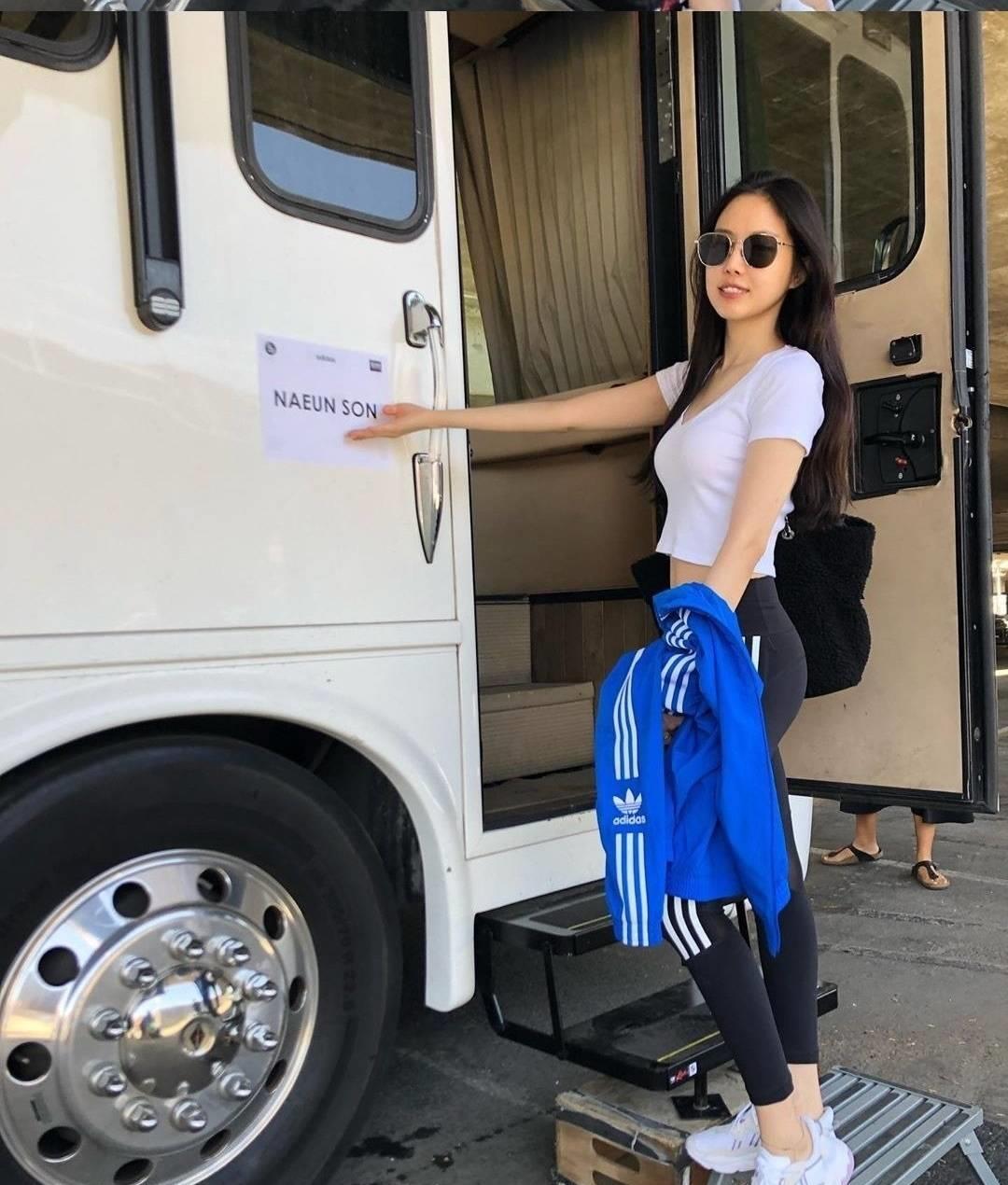 孙娜恩真了不起,运动装轻松穿出欧美范,形象在韩娱太有辨识度了_紧身