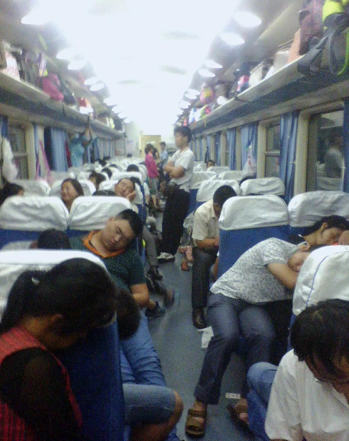 从坐火车看人与人之间的变化_硬座_行李_列车
