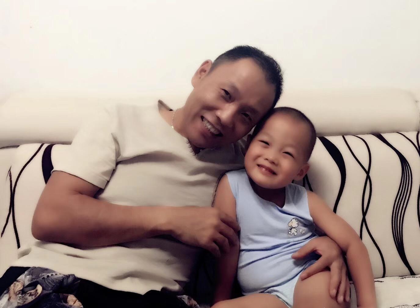 祁隆泪点太低,他常泪洒出镜平台,他与妻子乐凡,俩人已经分手?