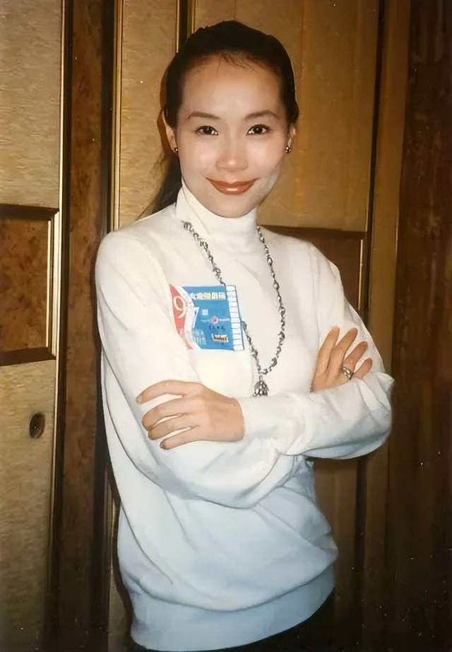 丈夫出轨8次也不肯离婚的叶童,到底在害怕什么?_李思思_姨妈家_漂亮