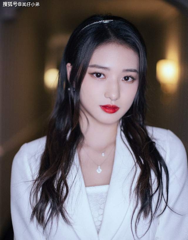 第二位就是程潇的妹妹程晨,今天也刚刚宣布签约成为旗下的练习生,姐妹