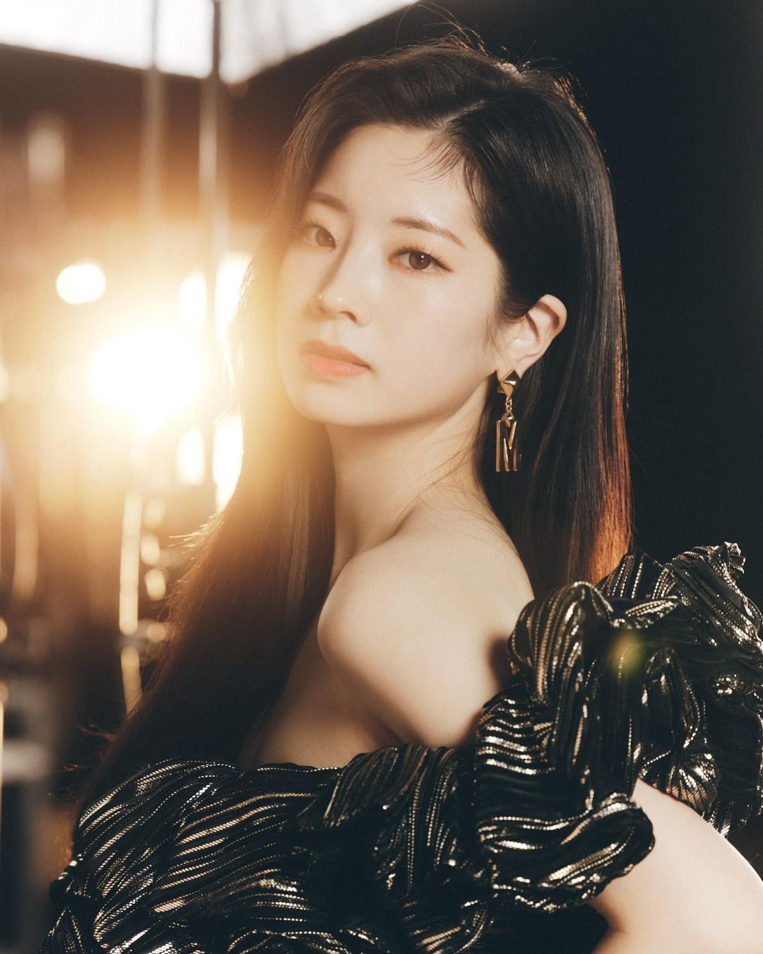 twice多贤晒美照,秀出修长双腿,圆润肩线,完美消化露肩时尚_金多贤