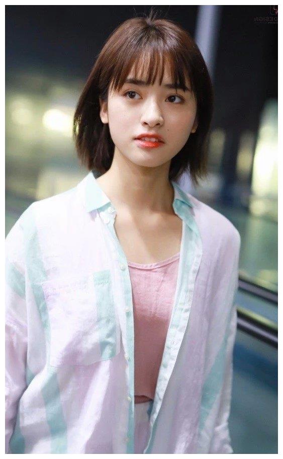 沈月的官方身高是160厘米,但身材比例不好,看起来也没有160厘米.