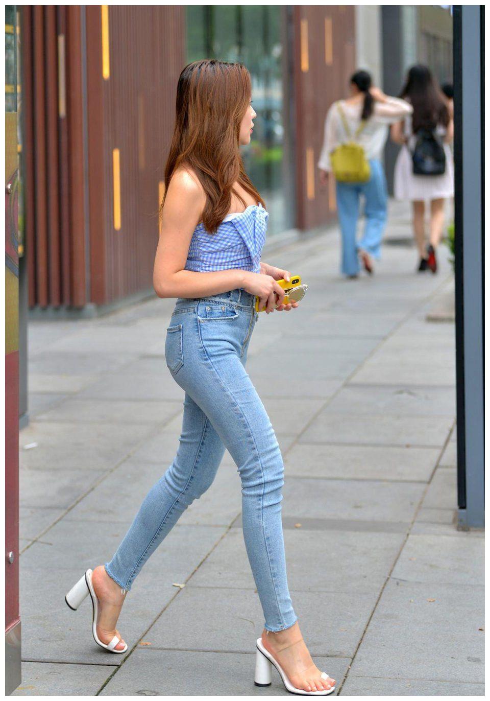 原创街拍时尚长裙勾勒出美女的s型身材时尚大方