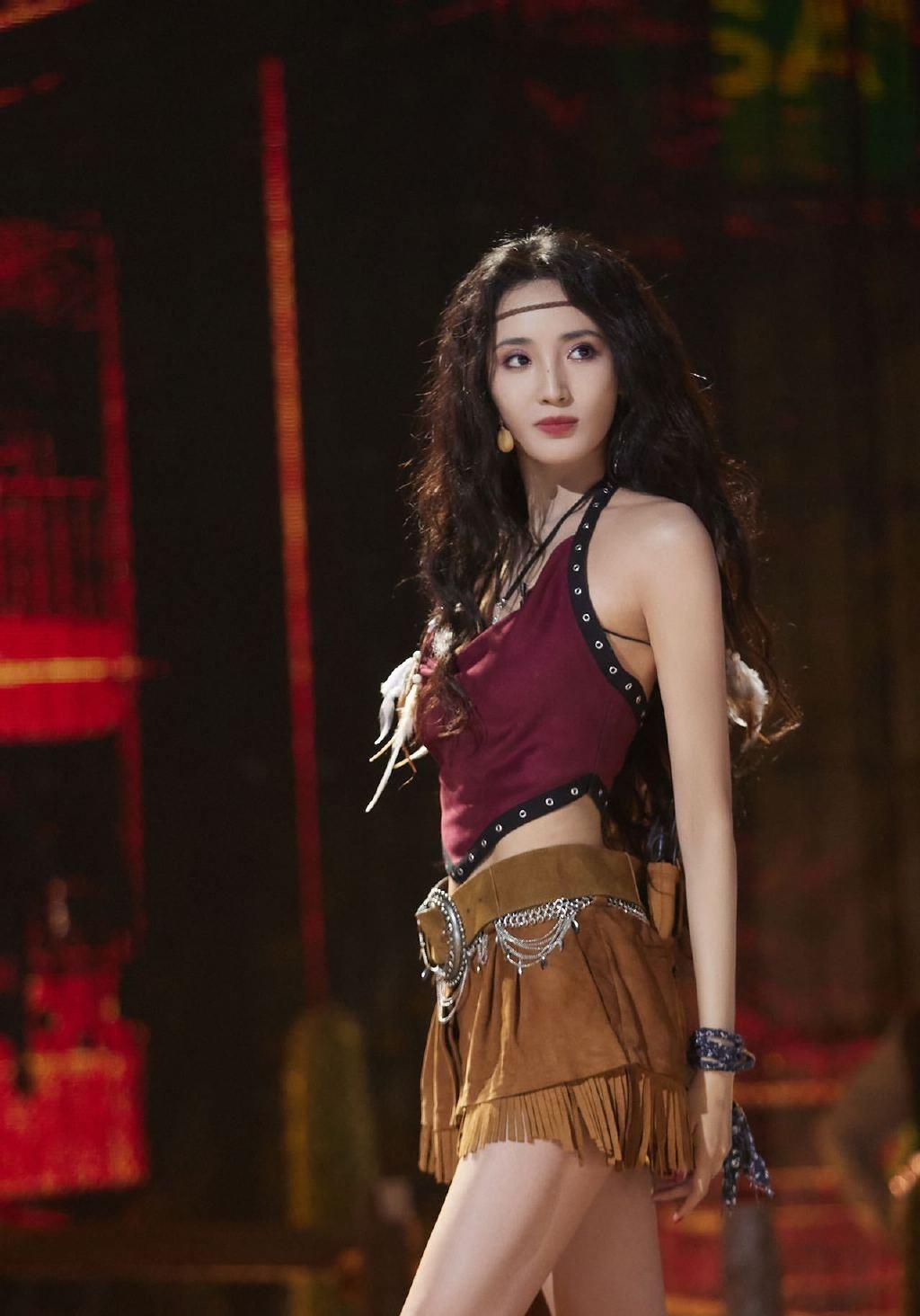 王紫璇在浪姐舞台上发挥自如,狂野又性感的舞蹈,登上娱乐热搜_表演