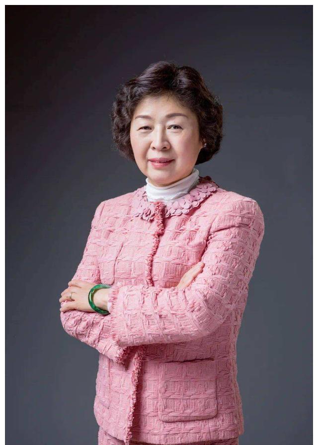 中国第一位女首富,1985年到香港收破烂,从穷困潦倒到身家4_张茵_废纸